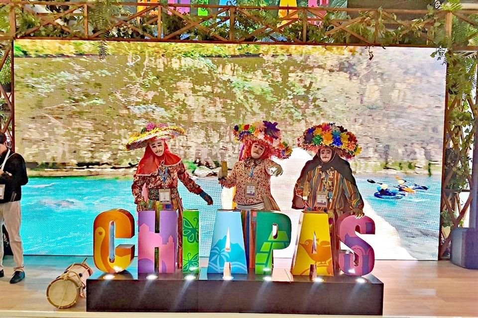 Chiapas presumió la danza de los Parachicos.