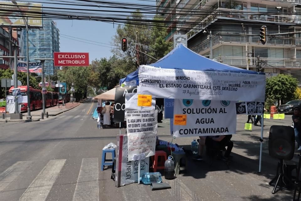 Inconformes por el abasto de agua contaminada en sus domicilios en la Alcaldía Benito Juárez.