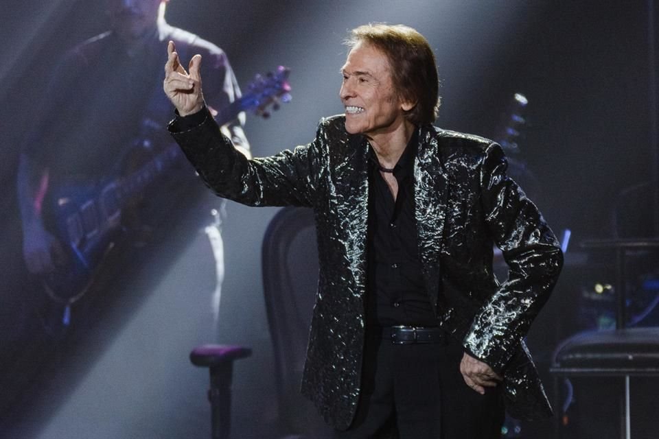 Raphael durante su concierto en el Auditorio Telmex.