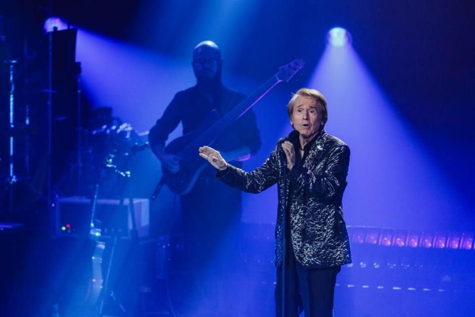 Raphael durante su concierto en el Auditorio Telmex.