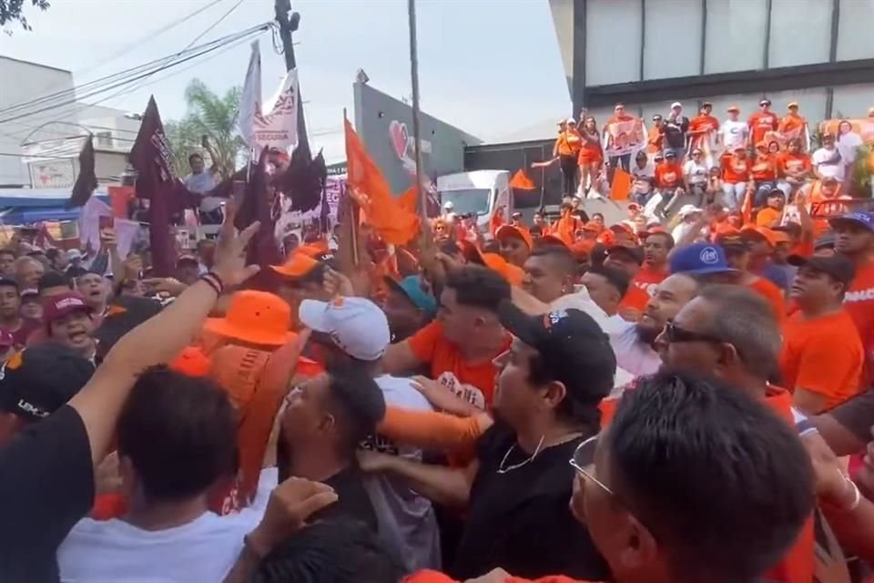 En la gresca lanzaron botellas y piedras, patearon a una persona en el suelo y se propinaron golpes a puño cerrado sin que se presentaran policías a poner orden.