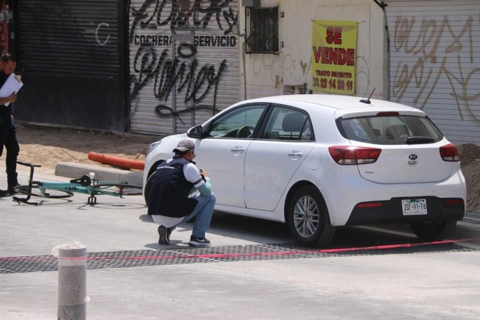 El ciclista se había impactado contra la portezuela de un automóvil y tras caer, fue arrollado por otro vehículo.