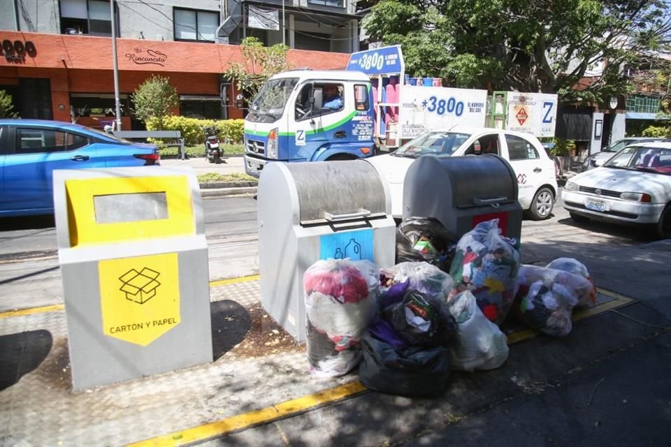 Constantemente los Puntos Limpios son utilizados como pequeños vertederos donde la gente deja sus bolsas de basura, pese a estar prohibido por reglamento