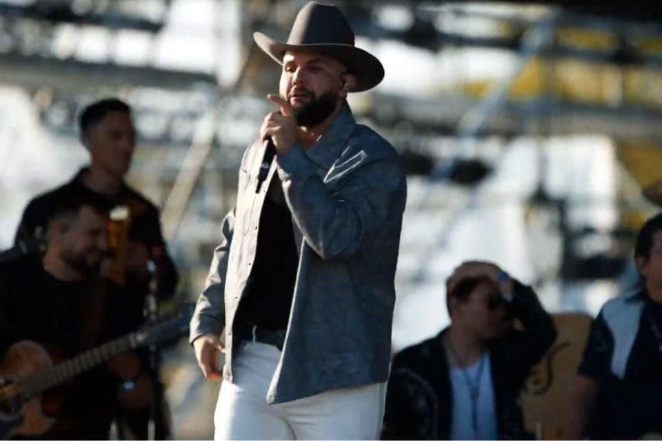 Con un enorme león con sobrero en el escenario y fuegos artificiales saliendo del proscenio, el cantante Carin León se apoderó la tarde de este domingo del festival musical.