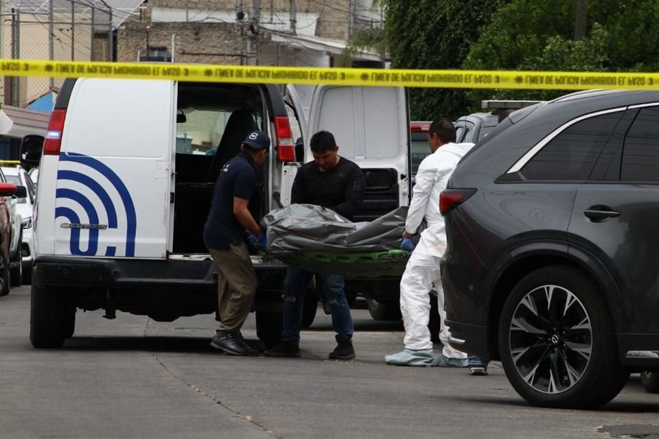 Un hombre fue asesinado a balazos en el interior de su vivienda ubicada en Isla de los Pinos y Avenida Cruz del Sur, en la Colonia Cruz del Sur.