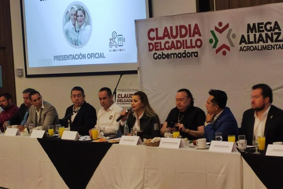 Claudia Delgadillo prometió a productores del campo un análisis de suelos para determinar las condiciones en la que están.