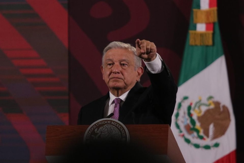 AMLO acusó a Afores de no querer entregar recursos no reclamados que deben ir al Seguro Social y defendió reforma discutida en San Lázaro.