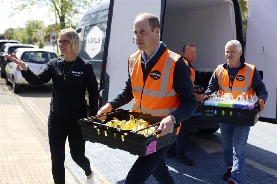 El heredero al trono estuvo supervisando las actividades de la organización, mientras participaba como uno de sus integrantes.