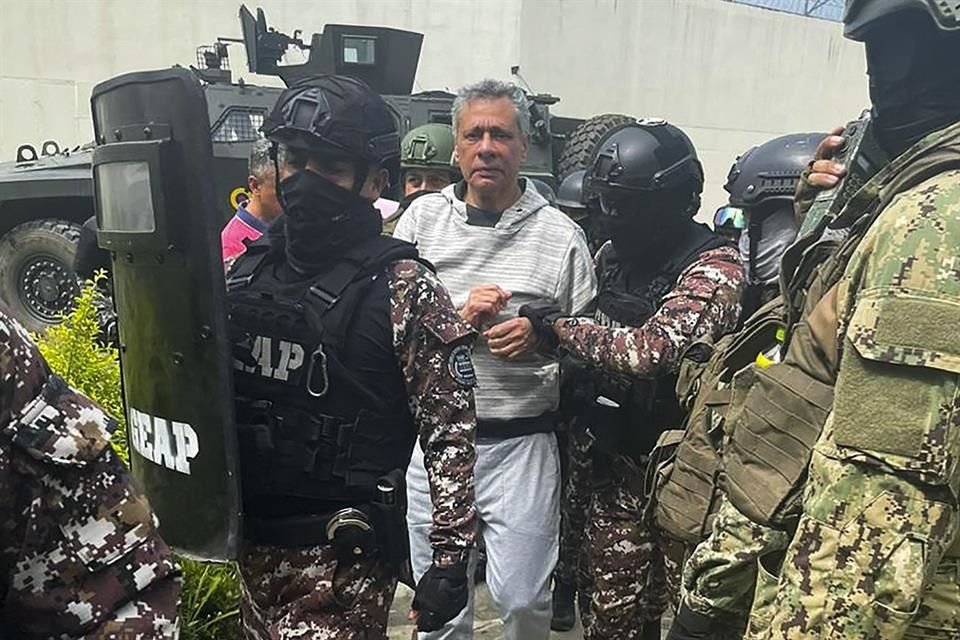 El ex Vicepresidente Jorge Glas a su llegada a una prisión en Guayaquil, el 6 de abril del 2024.