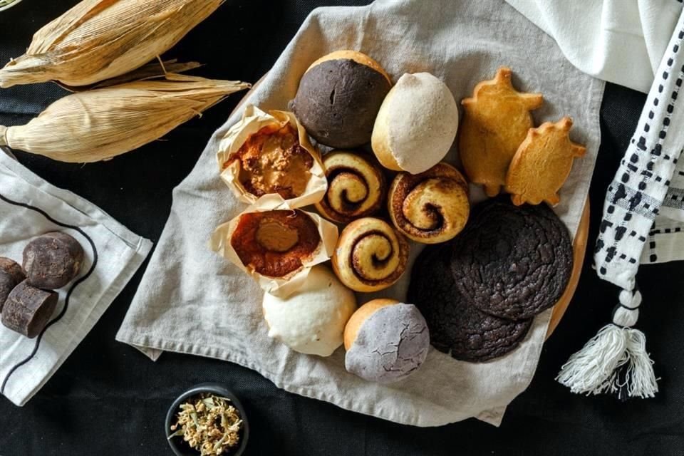 Galleta de chocolate de tres chocolates de oaxaca, Pan de elote, rol de canela, conchas de tejate y más es lo que encontrarás en esta vitrina.