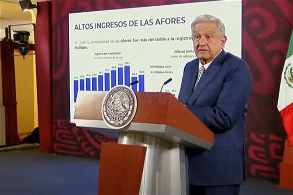 El Presidente en conferencia hablando sobre las Afores.