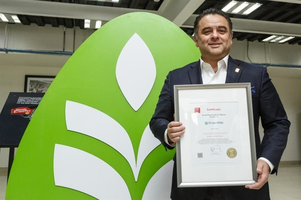 Felipe Gómez García durante la ceremonia de entrega de distintivo Greate Place To Work.