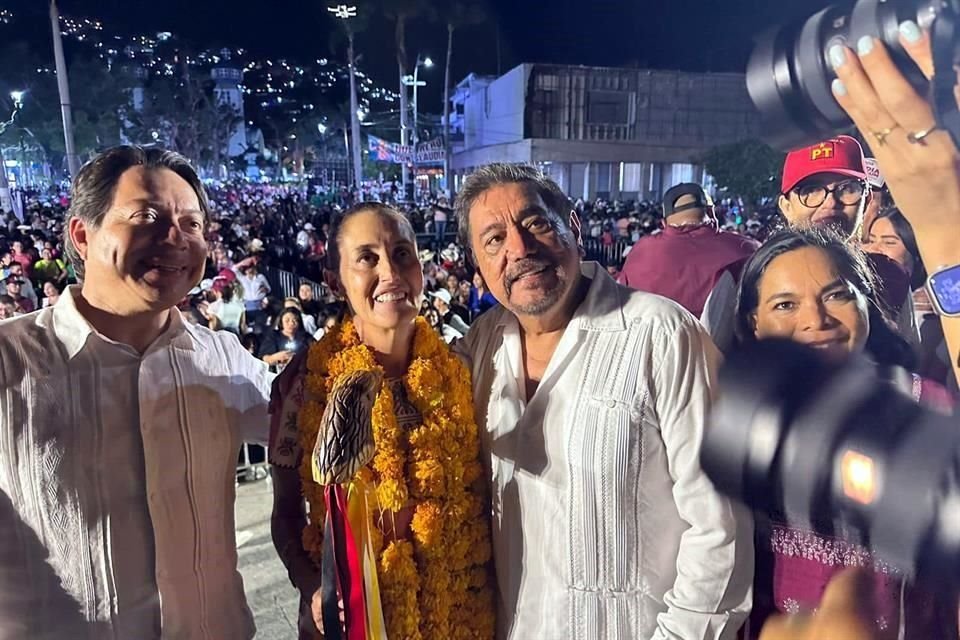 En el acto estuvieron presentes Mario Delgado, líder nacional de Morena, y Félix Salgado Macedonio, candidato al Senado.