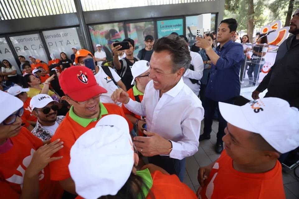 Pablo Lemus dialogó con personas con discapacidad.