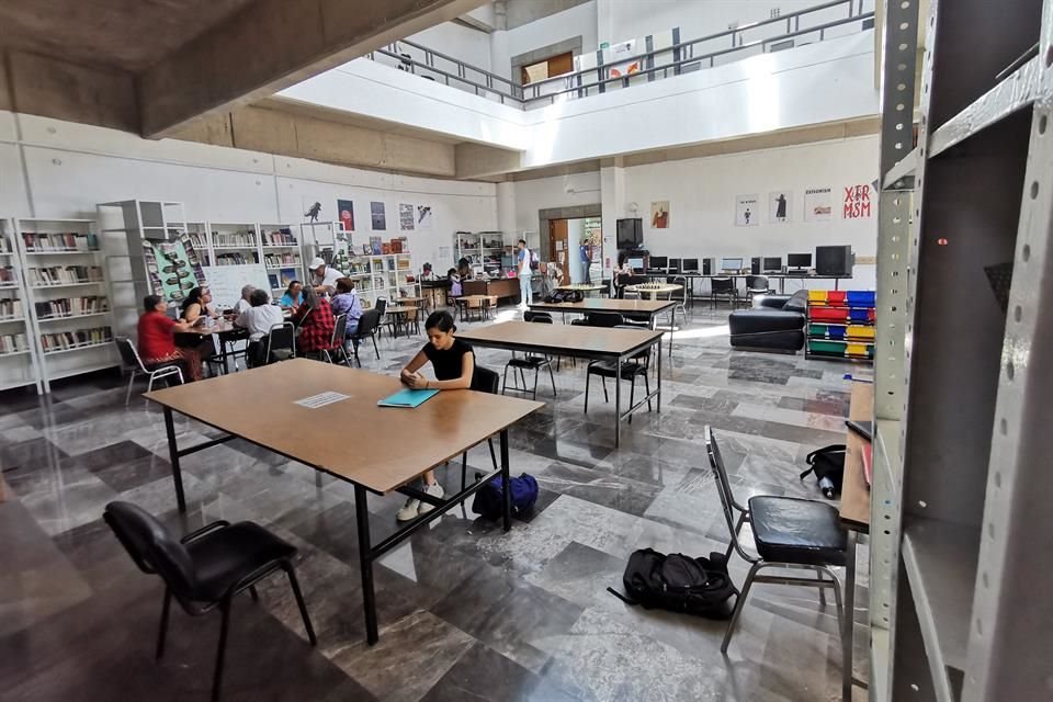 En la Biblioteca Beatriz Hernández que está en Avenida Patria 316, hay poca oferta y el mobiliario está viejo y desgastado.
