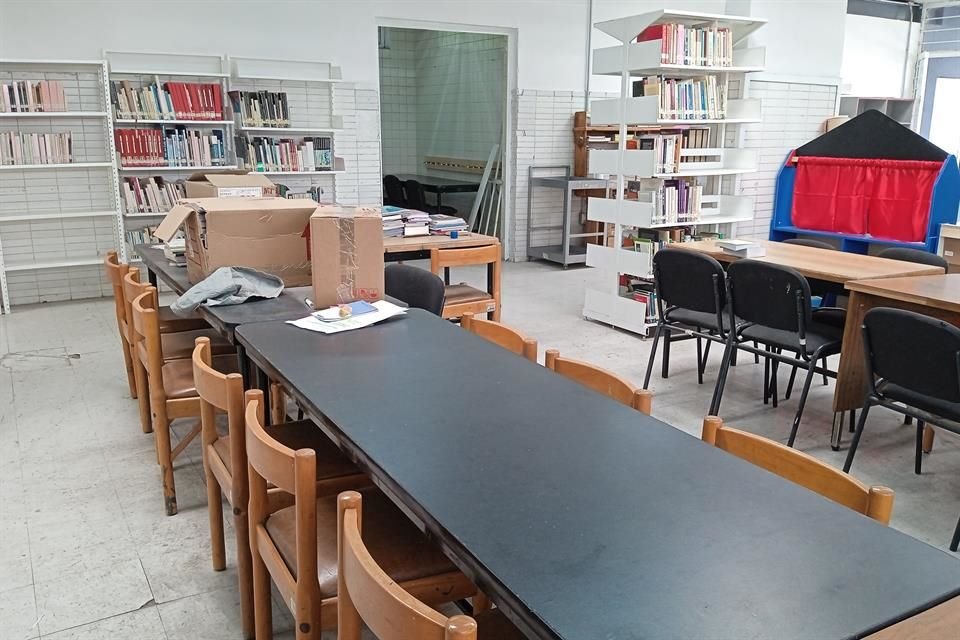 Ni un lector en la biblioteca Efraín González Morfín, pero sí se divisan estantes vacíos en estos espacios.