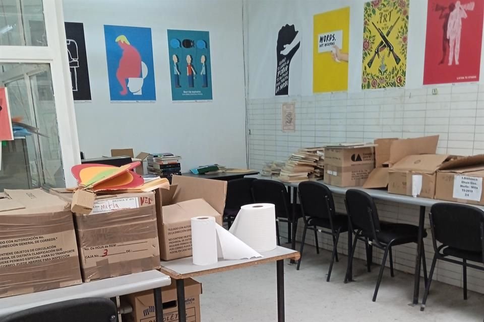 La biblioteca Efraín González Morfín, ubicada en la calle Mitla 378, parece más una bodega que un lugar para la consulta de libro.