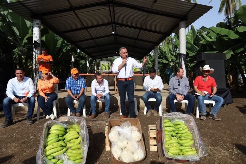 Esquer comprometió su respaldo para crear un fideicomiso estatal de 200 millones de pesos para productores de maíz.