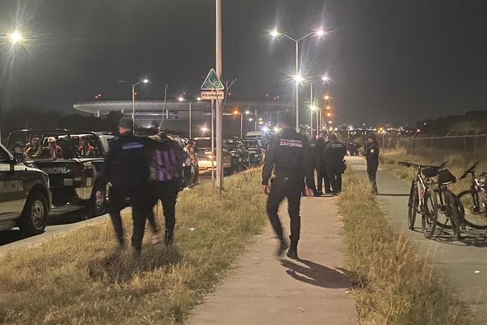 Decenas de aficionados de Chivas fueron detenidos en las inmediaciones del Estadio AKRON por una riña entre ellos mismos, tras el partido contra Querétaro.