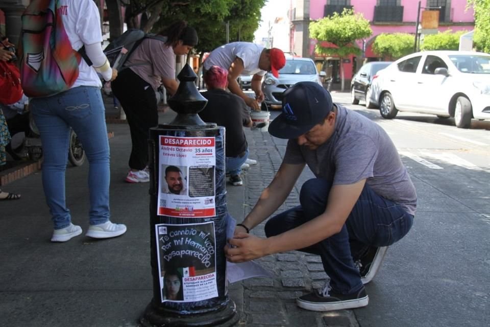 En otras ocasiones, el colectivo de buscadores donde se han enfrentado a policías de Tlaquepaque que intentan impedir la pega de fichas.