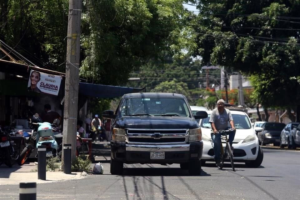 Esta camioneta estuvo un buen rato sobre el trazo, en la esquina con General Pedro María Anaya.