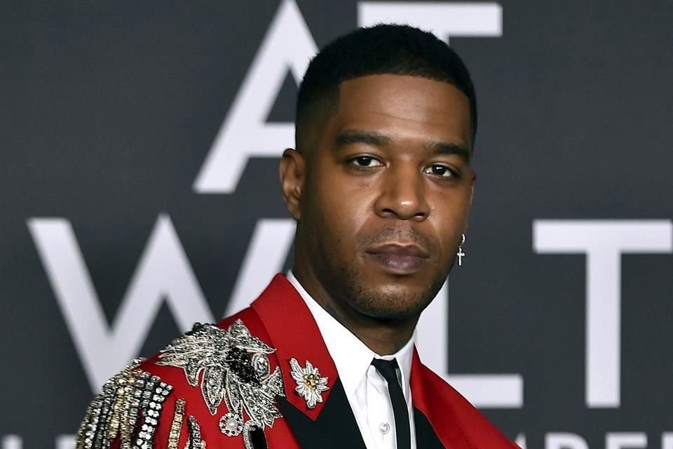 El cantante Kid Cudi se presentó de sorpresa en el festival de Coachella, donde terminó rompiéndose el pie; lo llevan al hospital, de emergencia.