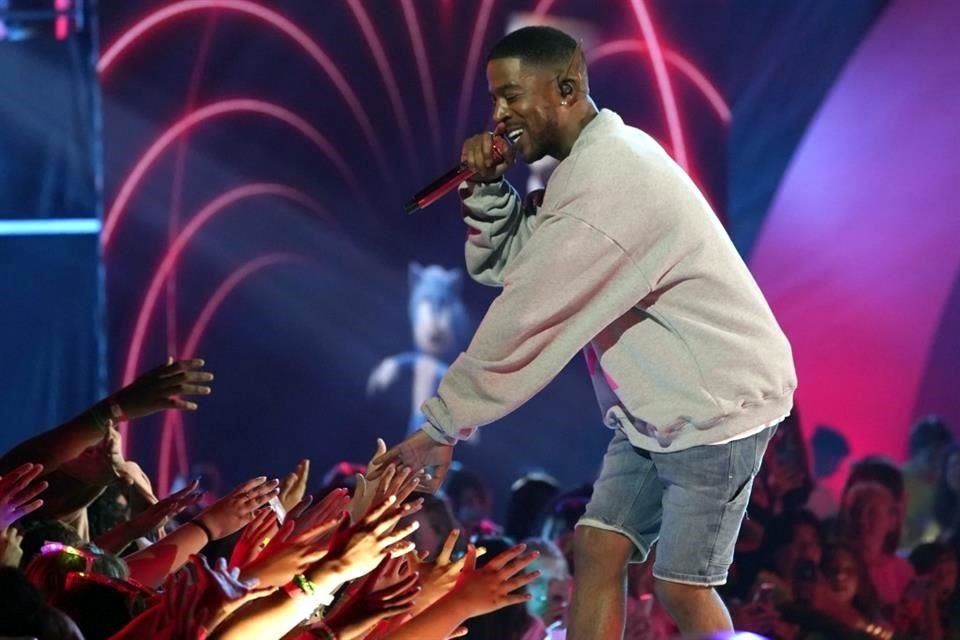 Una de las sorpresas de este fin de semana en el festival musical de Coachella 2024, fue la presencia del cantante y músico Kid Cudi.