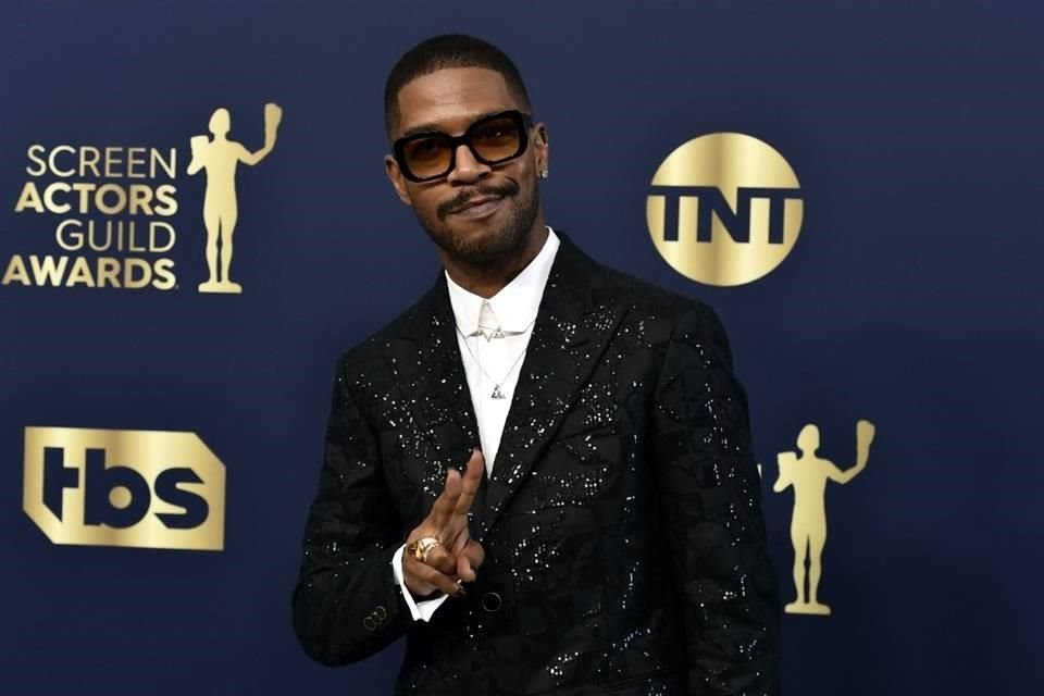 Cudi, quien la semana pasada compartió en Instagram su compromiso con su novia, la diseñadora de ropa Lola Sartore, estrenó durante su set en Coachella rolas de su más reciente disco, 'Insano'.