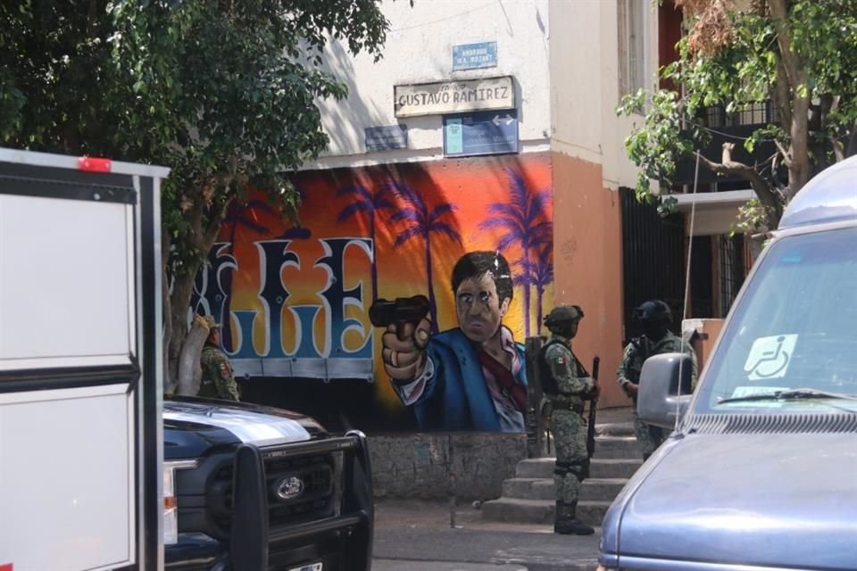 La víctima tenía, al menos, dos impactos de bala en la cabeza; fue encontrado en un corredor de la colonia.