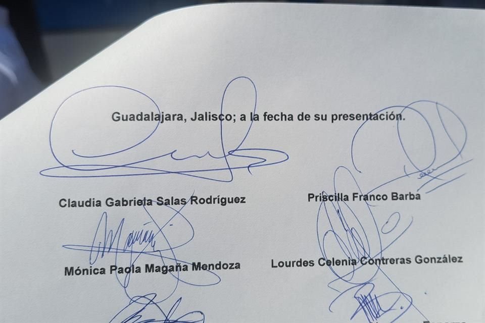 Firmas de quienes denuncian a Claudia Delgadillo por enriquecimiento ilícito por un monto de 68 millones de pesos.