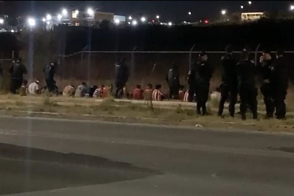 Policía de Zapopan detuvo al 79 hombres y 18 mujeres en una riña entre aficionados de Chivas a fuera del Estadio AKRON tras el partido entre Guadalajara y Querétaro.