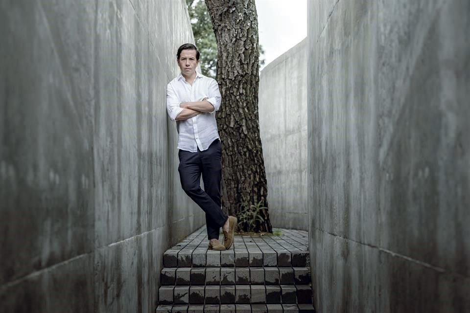 Arquitecto Rogelio Vallejo Bores en 'Casa de la colina frente a la cañada', proyectada por HW Studio, en Morelia.