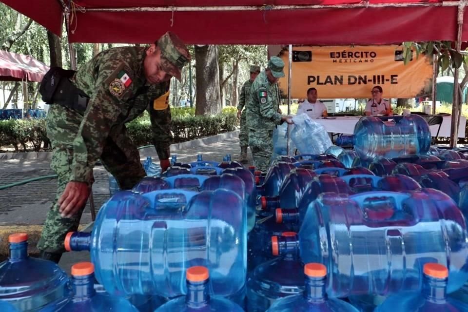 Continúa la entrega de agua potable en garrafones a vecinos de la alcaldía Benito Juárez afectados por la contaminación de agua.