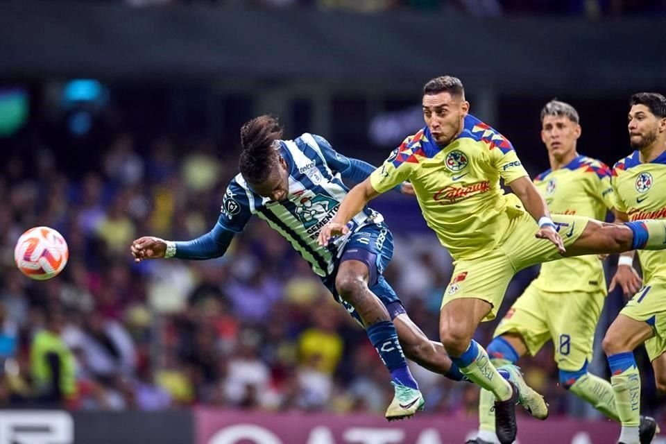 El central Norman Micolta remató de esta manera para poner las cosas 1-1 en el Estadio Azteca.