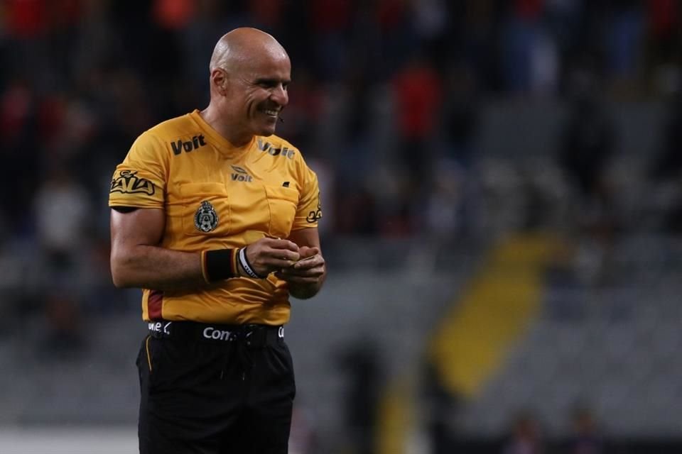 El 17 de mayo del 2015, cuando Chivas le ganó 4-1 al Atlas en el Estadio Jalisco, hasta el árbitro Francisco Chacón entró en pánico.