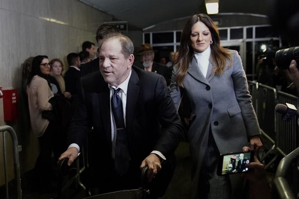 El juez de primera instancia habría cometido un error al permitir que los fiscales presentaran testimonios de mujeres que afirmaron que Weinstein las agredió, aunque no formaban parte de los cargos.