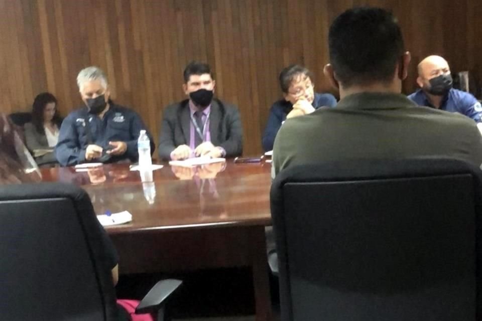 Los familiares de desaparecidos en la carretera a Nuevo Laredo se reunieron ayer con autoridades de Nuevo León y Tamaulipas durante unas cinco horas.
