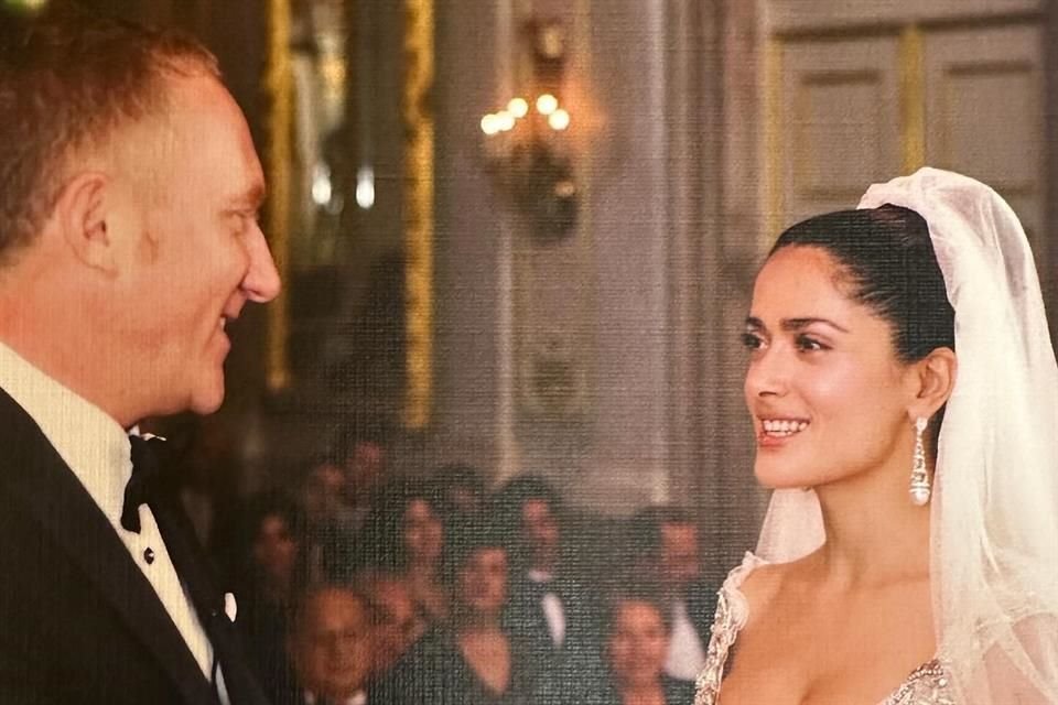 Salma Hayek abrazó el recuerdo de su boda con la publicación de algunas fotografías del evento.