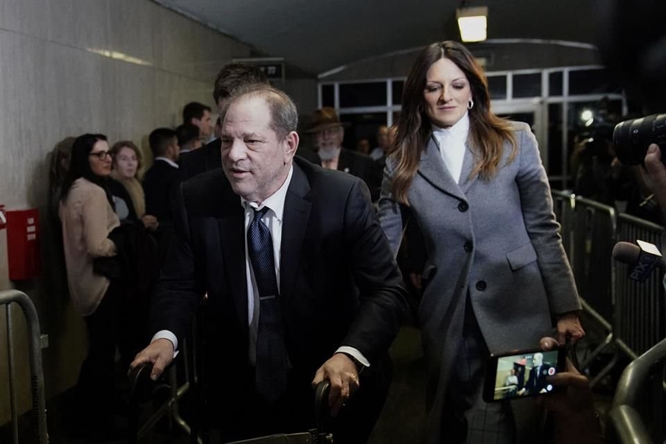 Weinstein lloró de felicidad tras ser anulada la condena.