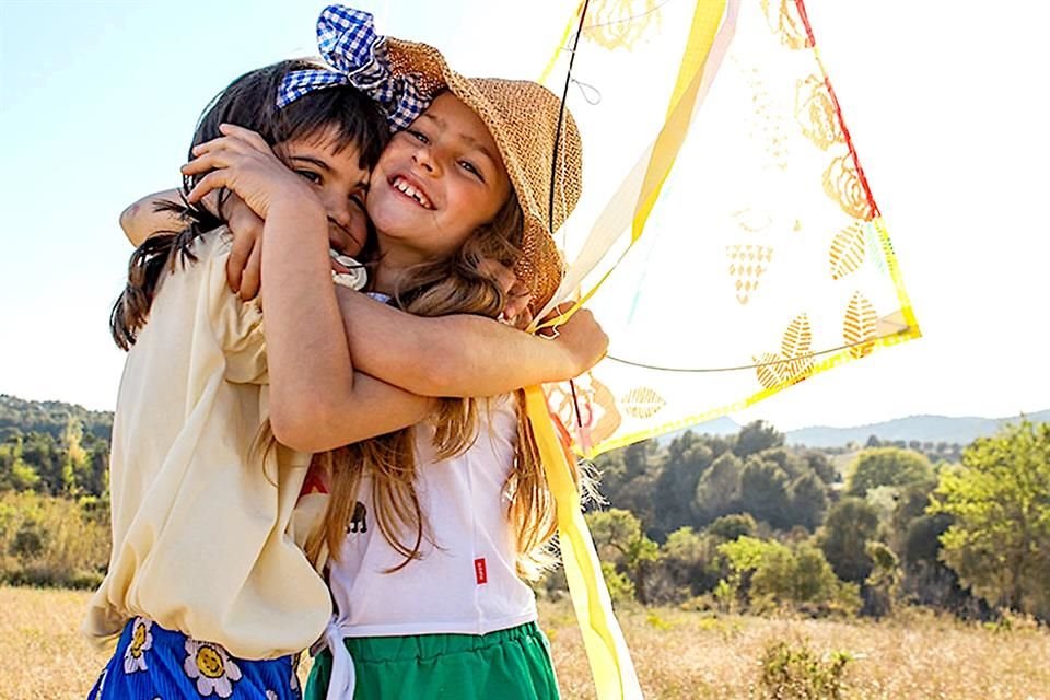 La moda infantil se llena de alegría y color con prendas divertidas y geométricas, perfectas para celebrar cada momento.