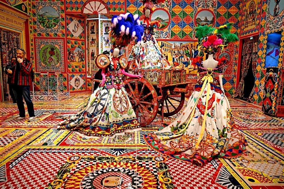 Una exposición Dolce & Gabbana en Milán muestra la pasión por la esencia italiana a través de prendas elaboradas a mano y arte local.