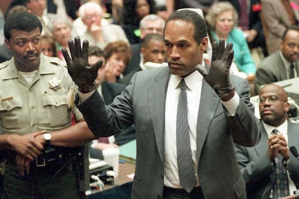 Su carrera se vio vuelta en la infamia en 1994, cuando fue acusado de asesinar a su esposa, Nicole Brown Simpson, y a su amigo Ron Goldman.