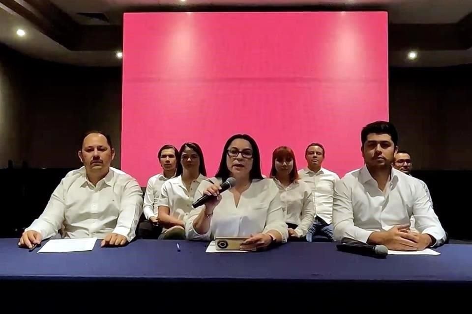 Morenistas Saul Ginez, regidor en Puerto Vallarta; Sandra Espinosa, regidora en Zapopan, y Mizraim Alonso, diputado local.