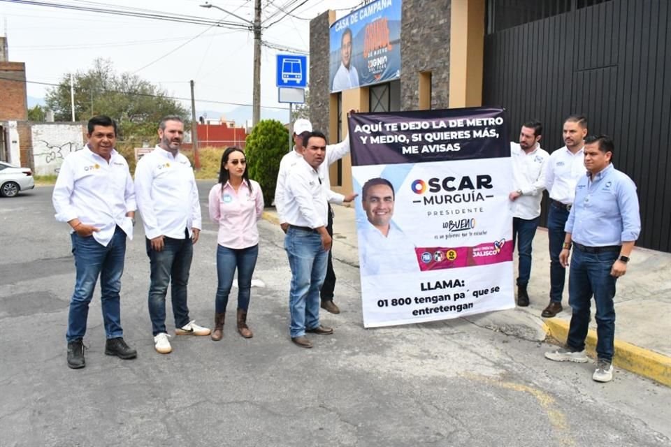 Óscar Murguía, acompañado de Juan Pablo Colín, llevaron una lona a la casa de campaña de Higinio del Toro.