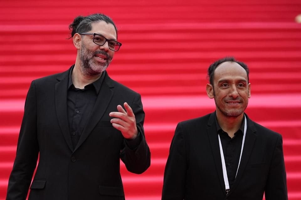 Miguel Salgado y el actor Alfredo Mendoza posaron en la alfombra del festival.