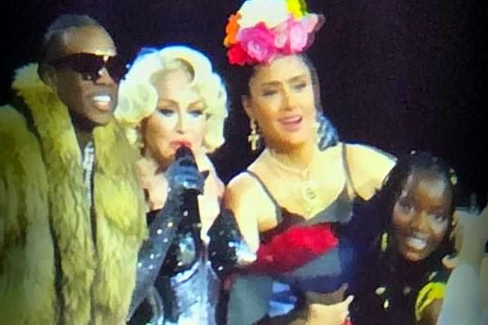 Madonna terminó anoche sus shows en la CDMX con Salma Hayek.