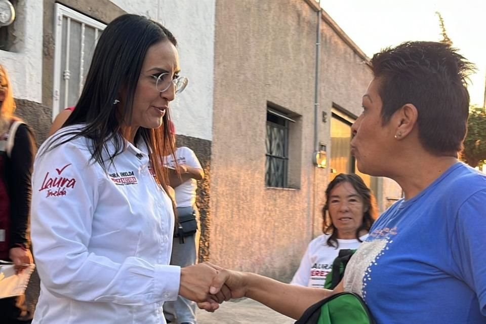 Laura Imelda visitó las colonias de Santa María Tequepexpan, La Coyotera, San Martín de las Flores. Ahí aseguró que atendería los problemas de seguridad y la falta de agua.