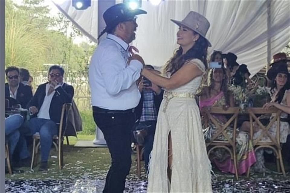 El ritual tuvo temática vaquera, así que tanto los esposos como los invitados usaron outfits ad hoc.