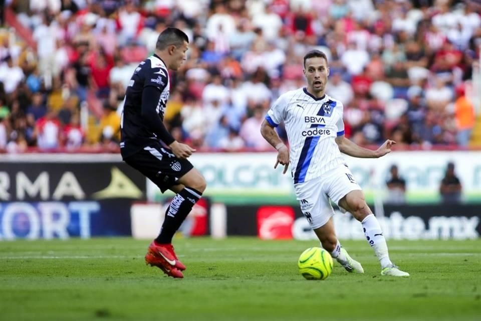 Sergio Canales se hizo presente en el marcador con dos grandes definiciones.