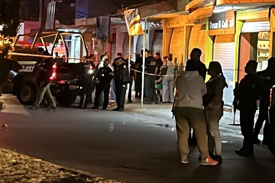 La noche del sábado, el mando se encontraba con su pareja y su hija en una cafetería del Fraccionamiento Real del Valle, en Tlajomulco, cuando cinco personas dispararon más de 70 veces contra él.